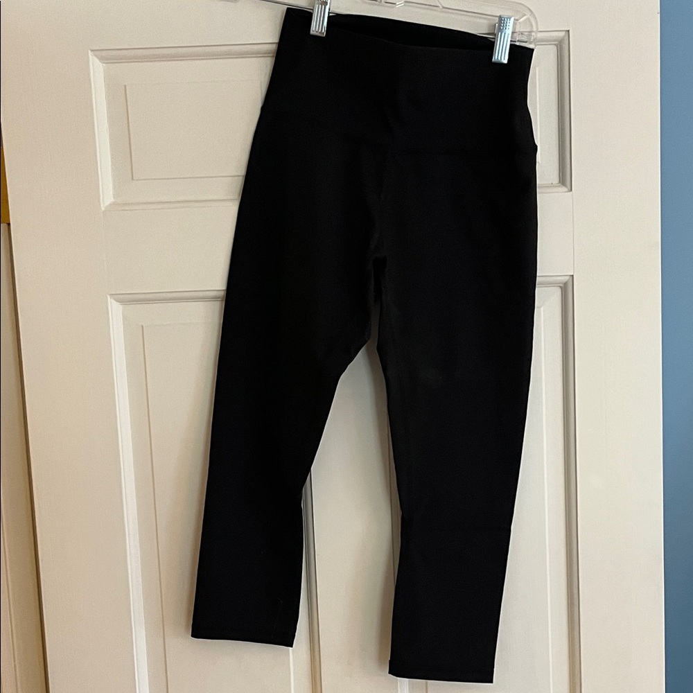 ZYIA women’s size 6-8  Classic Black Capri leggings